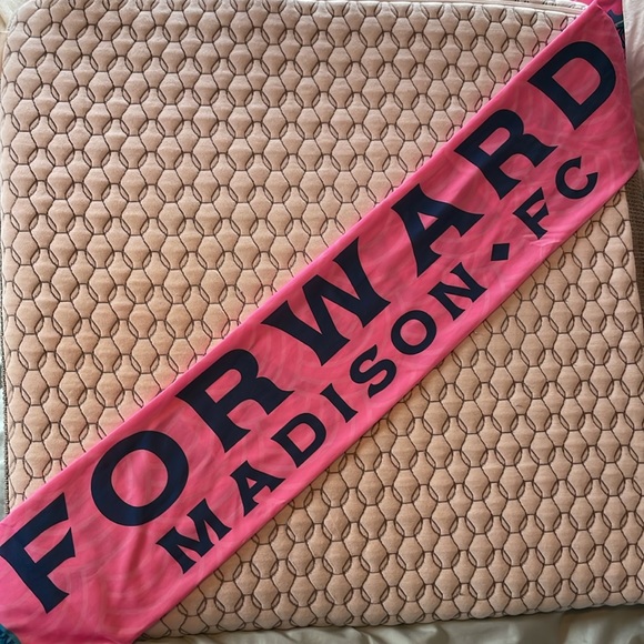 Pretty Firm on Price! University of Wisconsin Madison Forward FC Flamingo Scarf - Picture 5 of 8
